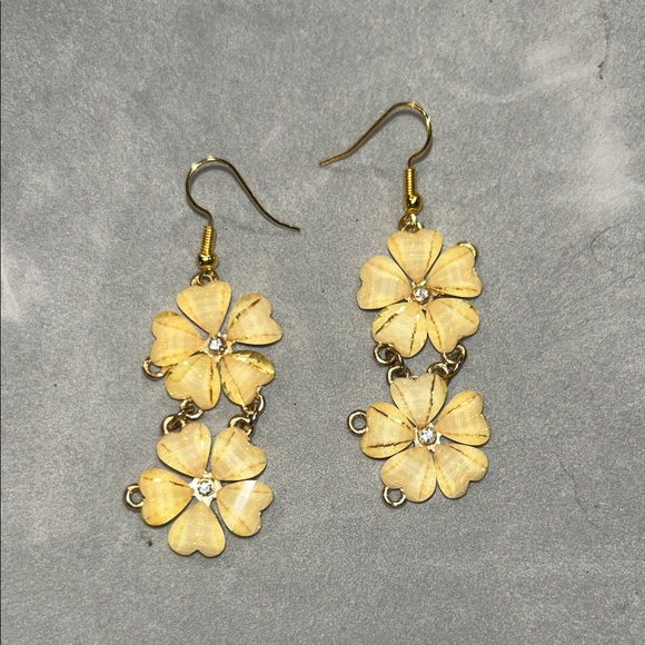 Elegant Gold Floral Earrings - Picture 1 of 3